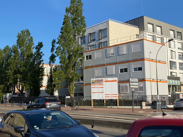 Cabanes de chantier en bordure de route.