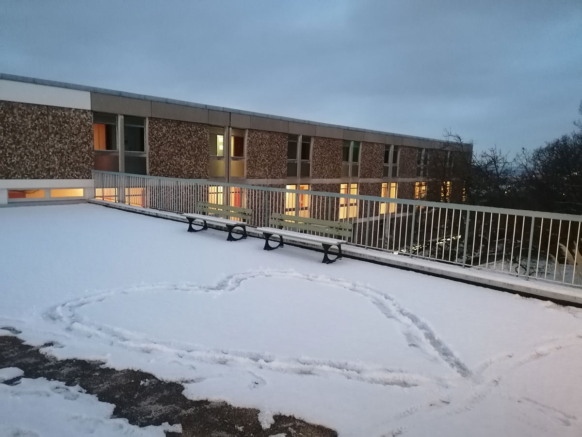 Photo de la terrasse avec de la neige.