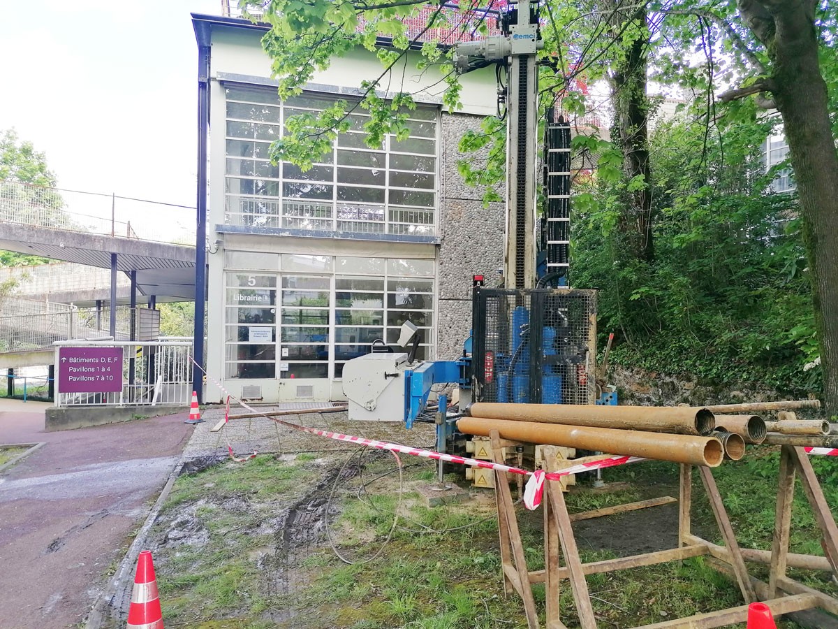 Le pavillon à deux étages (l'ancienne infirmerie) avec devant une machine à sonder.